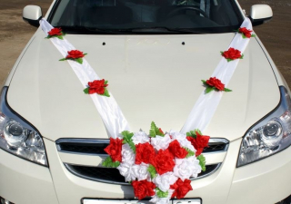 Svadobná výzdoba na auto bielo-červená s ružičkami A 060