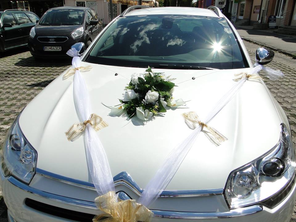Svadobná výzdoba na auto so zlato-bielou stuhou a bielymi ružičkami A 022