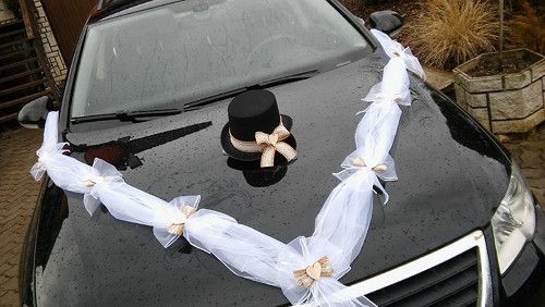 Svadobná výzdoba na auto s klobúkom a bielou stuhou A 026