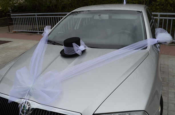 Svadobná výzdoba na auto s klobúkom a bielou mašľou A 028