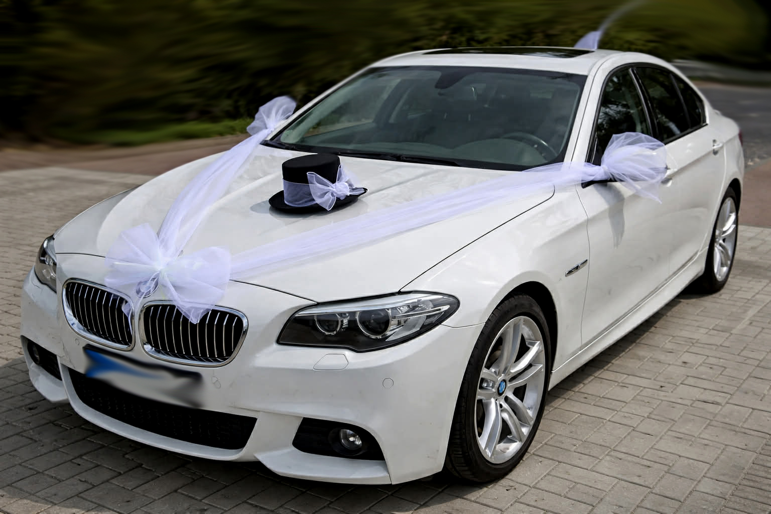 Svadobná výzdoba na auto s klobúkom a bielou mašľou A 028