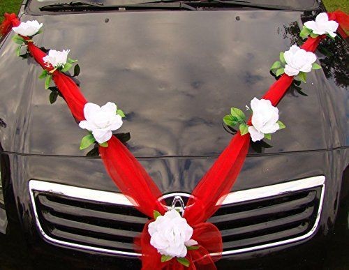 Svadobná výzdoba na auto s červenou stuhou a bielymi ružičkami A 040