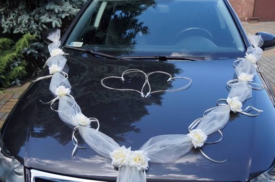 Svadobná výzdoba na auto s maslovými kvetmi a ratanovými srdciami A 043
