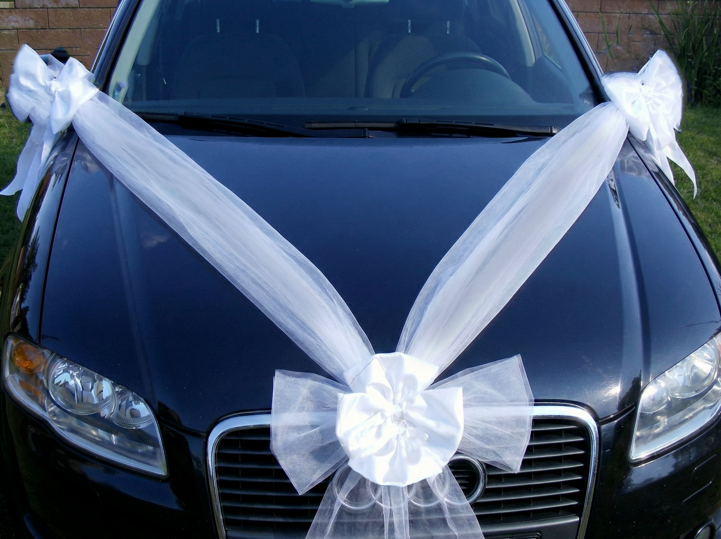 Svadobná výzdoba na auto jednoduchá s bielou stuhou 