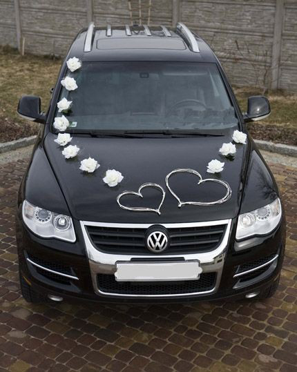 Svadobná výzdoba na auto so srdiečkami a bielymi ružičkami A 054
