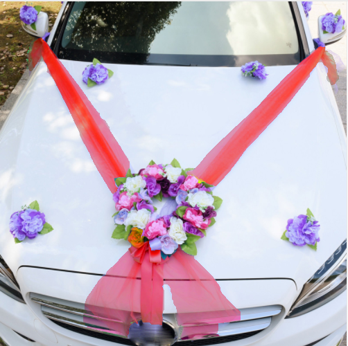 Svadobná výzdoba na auto s červenou stuhou a farebnými ružami A 072