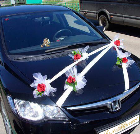 Svadobná výzdoba na auto biela s červenými ružami A 090