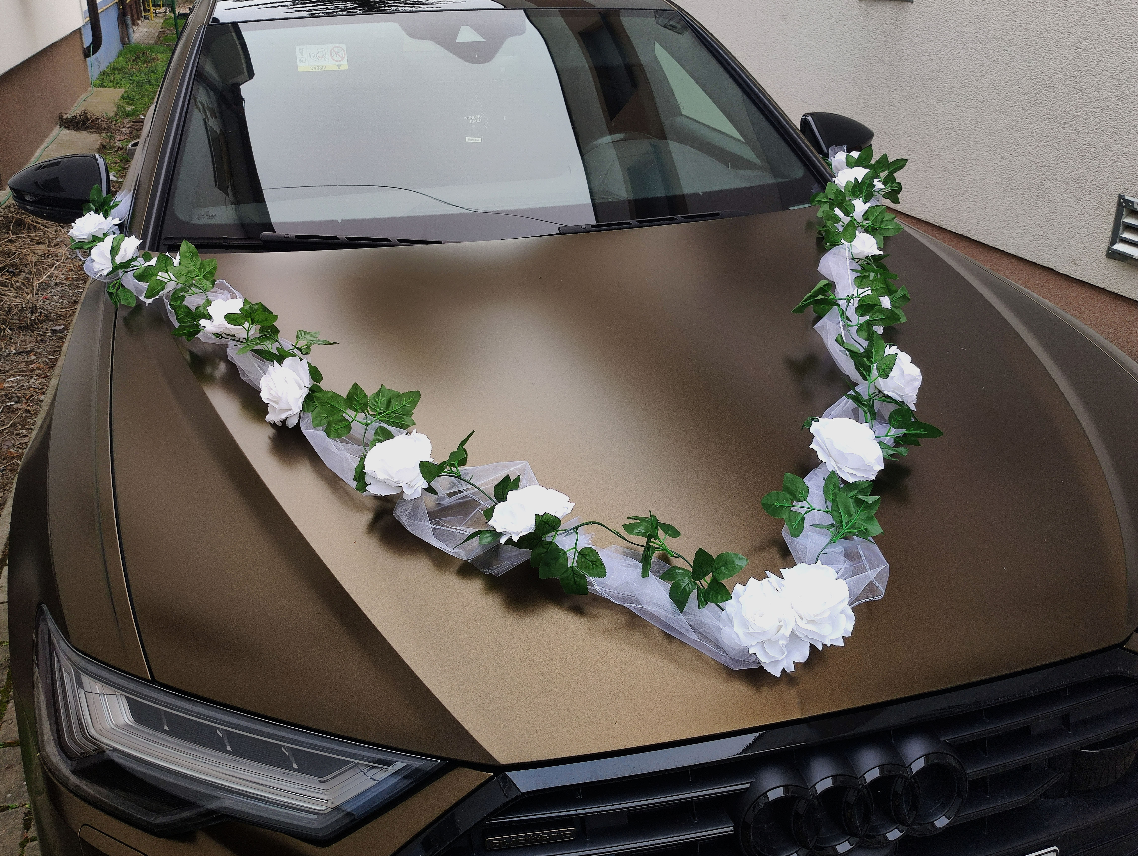 Svadobná výzdoba na auto s listkami a bielymi ružičkami A 101