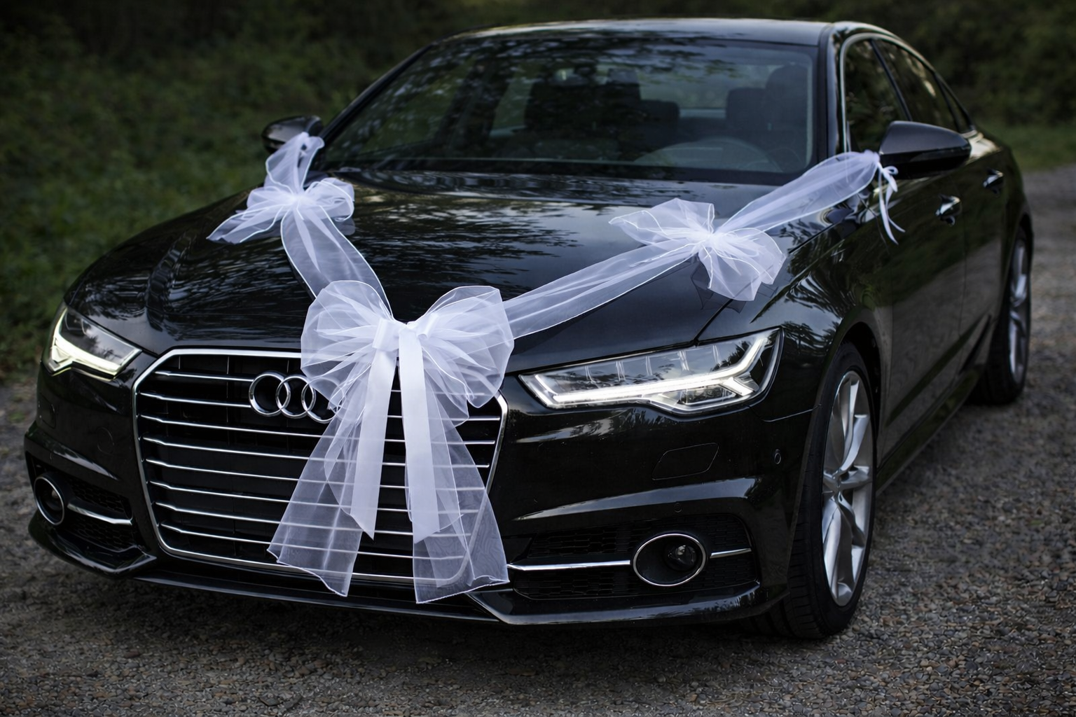 Svadobná výzdoba na auto s bielou stuhou A 011