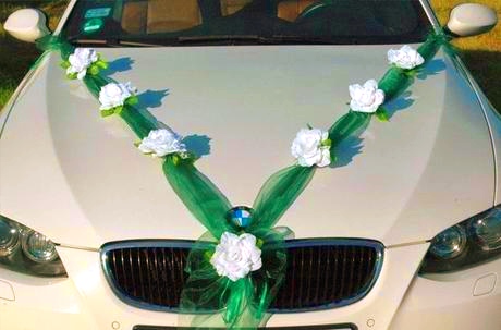 Svadobná výzdoba na auto so zelenou stuhou a bielymi ružami A 070