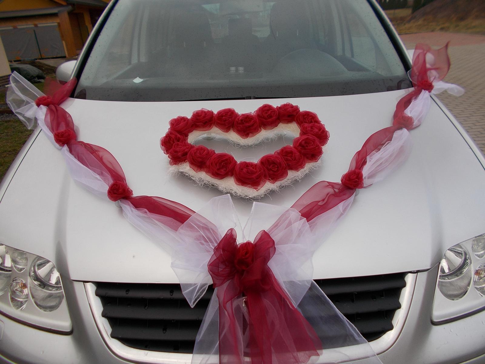Svadobná výzdoba na auto červená so srdiečkom z ruží  A 123