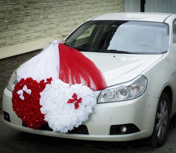 Svadobný výzdoba na auto s červeno-bielou stuhou a ružami v tvare srdiečka A 052