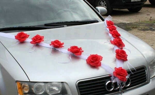 Svadobná výzdoba na auto s bielou stuhou a červenými ružičkami A 055