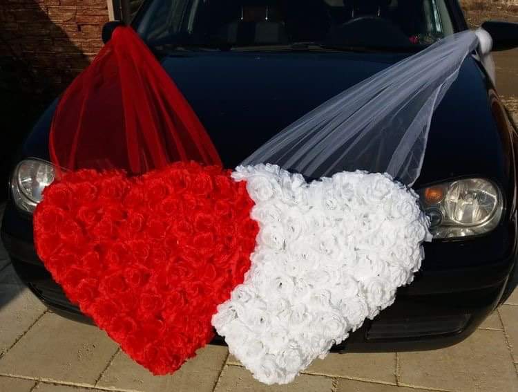 Svadobná výzdoba na auto s bielo-červenými ružičkami v tvare srdiečok A 051