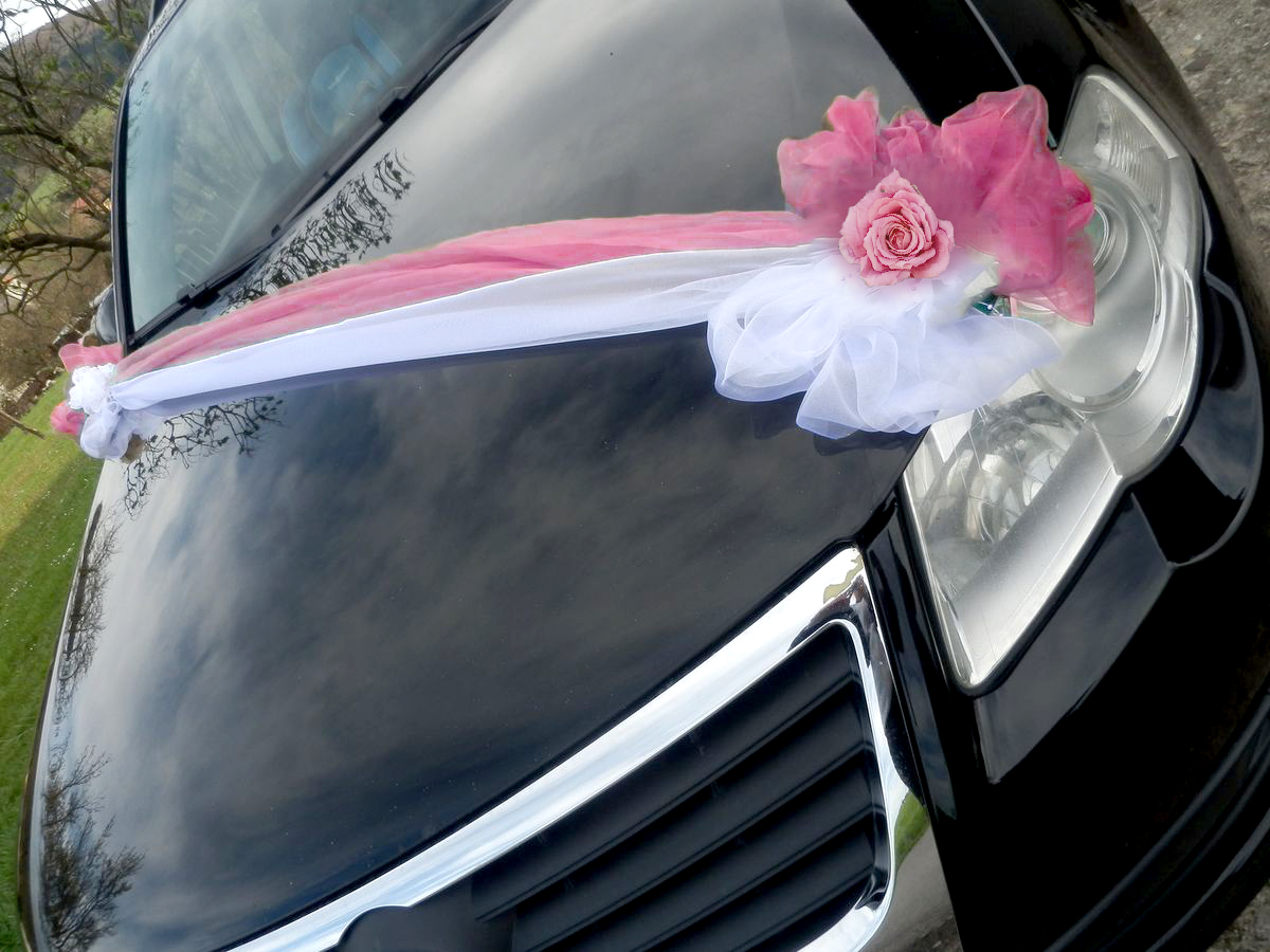 Svadobná výzdoba na auto s ružovobielou stuhou a mašľou A 063