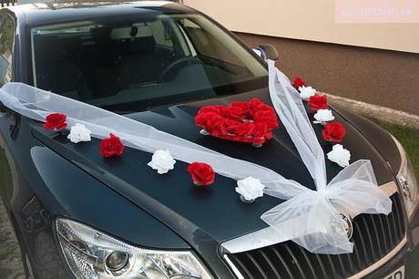 Svadobná výzdoba na auto s červeno-bielymi ružami 002