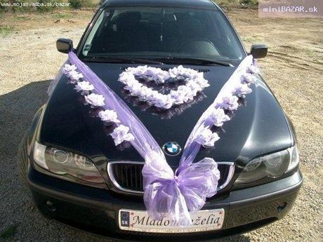 Svadobná výzdoba na auto s fialovou mašľou a bielymi  ružičkami A 013
