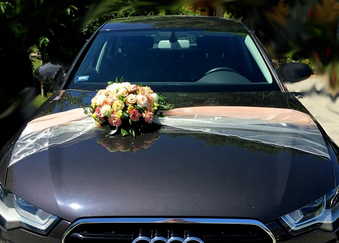 Svadobná výzdoba na auto bielomarhuľová s kyticou A 016