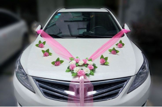 Svadobná výzdoba na auto s rúžovou stuhou a ružičkami A 024