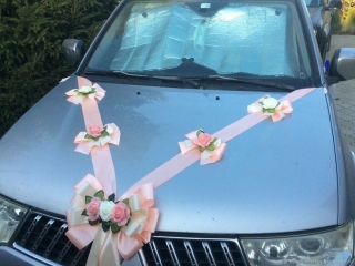 Svadobná výzdoba na auto s ružovou stuhou a ružičkami A 038