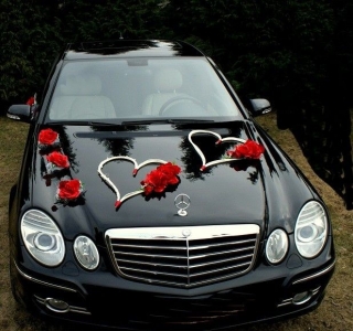 Svadobná výzdoba na auto so srdiečkami a červenými ružičkami A 042