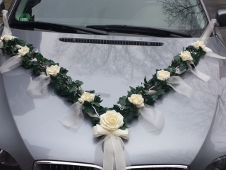 Svadobná výzdoba na auto s bielymi ružičkami a listami A 044