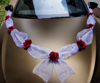 Svadobná výzdoba na auto s bielou stuhou a červenými ružičkami A 056