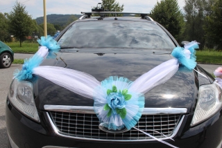 Svadobná výzdoba na auto s bielo-modrou stuhou a ružičkami A 058