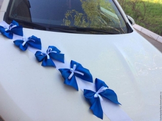 Svadobná výzdoba na auto s modrými mašľami A 075