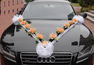 Svadobná výzdoba na auto s oranžovými ružičkami  A 092