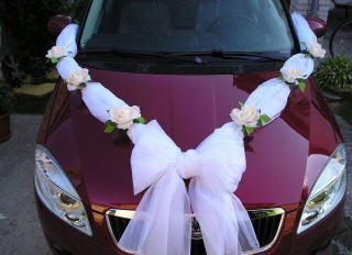Svadobná výzdoba na auto biela s ružičkami a mašľou A 100
