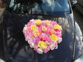 Svadobná výzdoba na auto s rúžovo- žltými ružičkami A 109