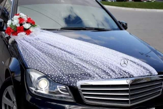 Svadobná výzdoba na auto s bielym tylom a červenobielou kyticou A 050
