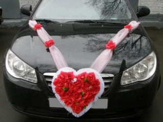Svadobná výzdoba na auto červeno-biela s ružičkami v tvare srdiečka A 065