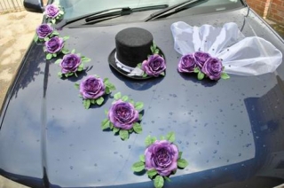 Svadobná výzdoba na auto s fialovými ružami 001