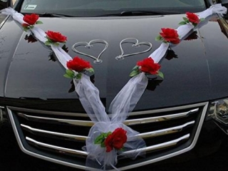 Svadobná výzdoba na auto s červenými ružičkami A 005