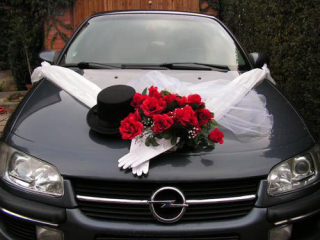 Svadobná výzdoba na auto s klobúkom a červenými ružami A 007