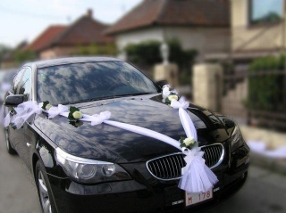 Svadobná výzdoba na auto biela s maslovými ružami A 008