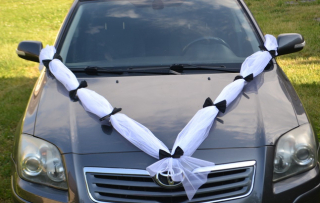 Svadobná výzdoba na auto s čiernymi mašličkami a bielou stuhou A 012
