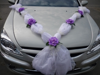 Svadobná výzdoba na auto s bielou stuhou a fialovými ružičkami A 016